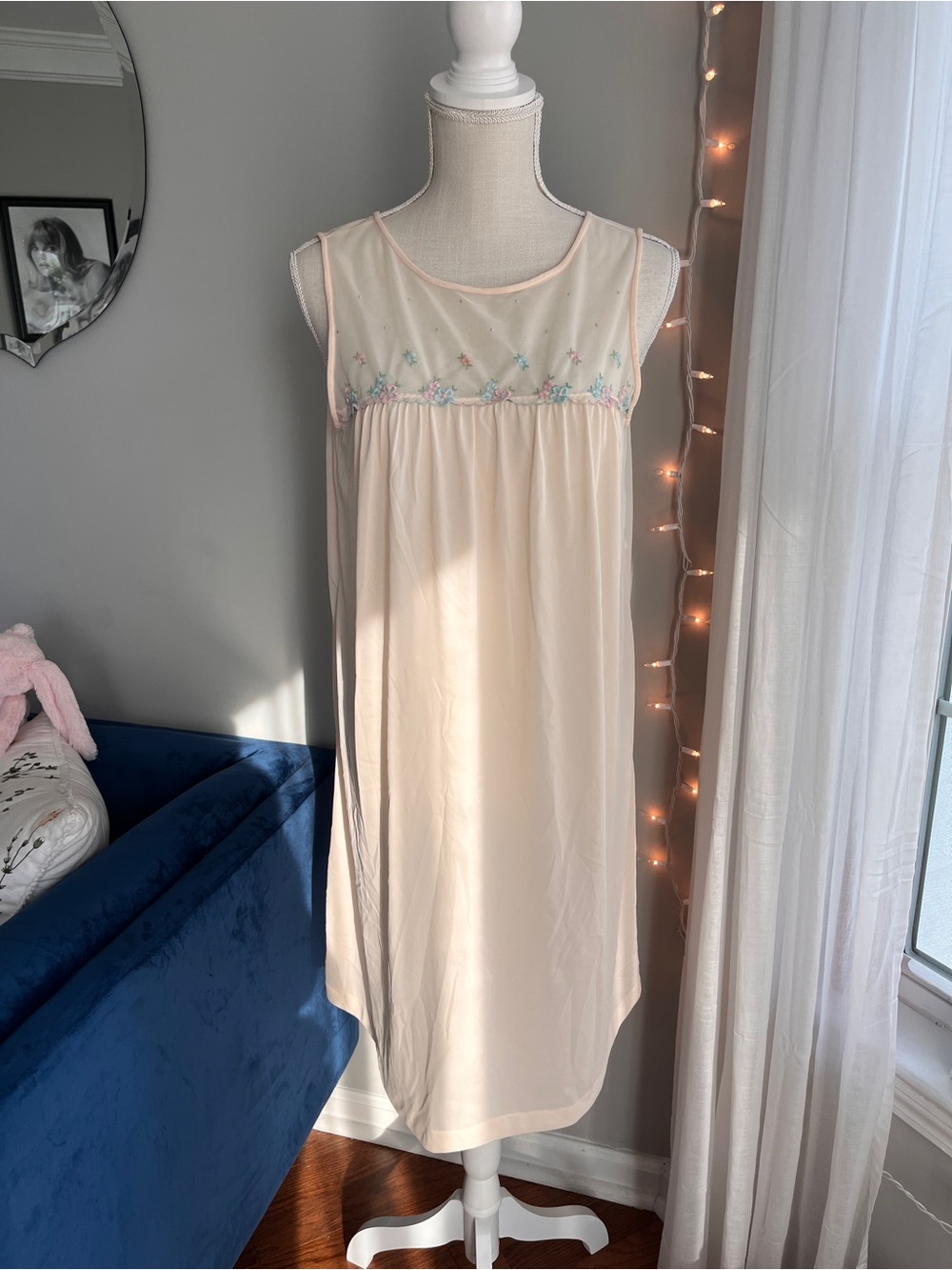 gilead pale yellow vintage nightgown embroidered flowers size medium
